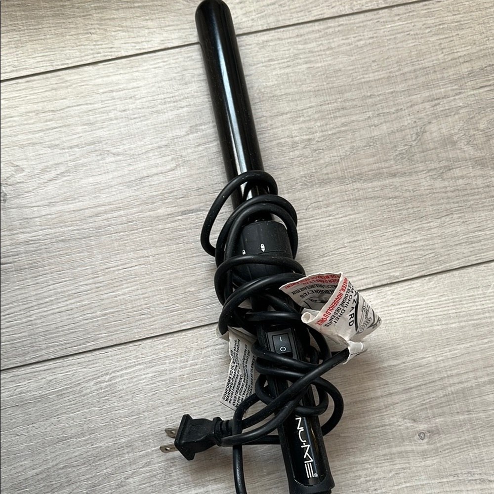 NuMe Black Curling Wand